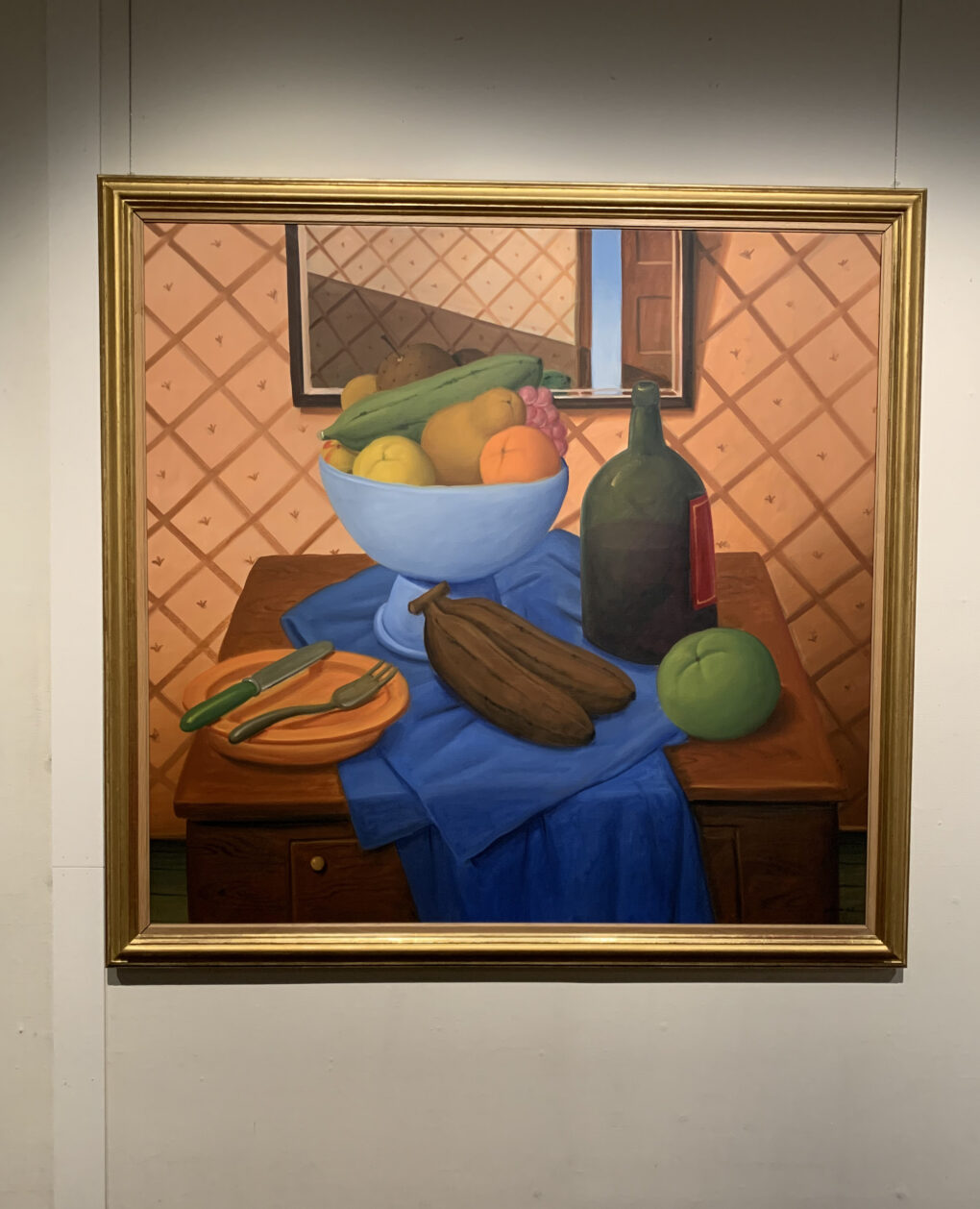 フェルナンド・ボテロ　「果物とビンのある静物」　2005年　油彩/キャンバス　136×144cm
