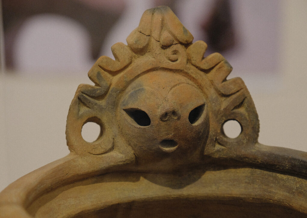 縄文展　深鉢形土器（顔面把手付土土器）海道前C遺跡　山梨県考古博物館