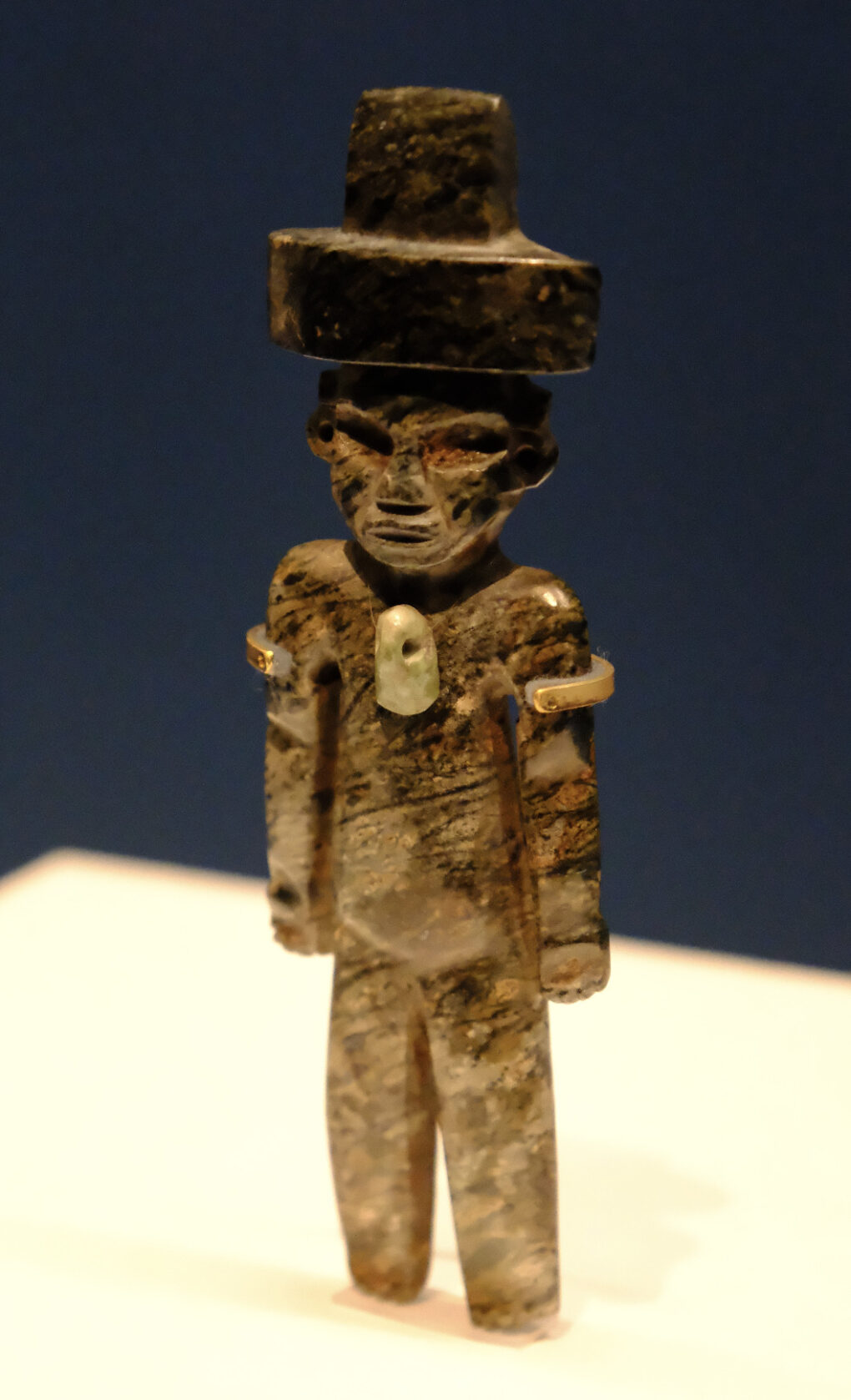 頭飾りとペンダントを着けた小立像　テオティワカン文明　150〜250年　テオティワカン、太陽のピラミッド出土