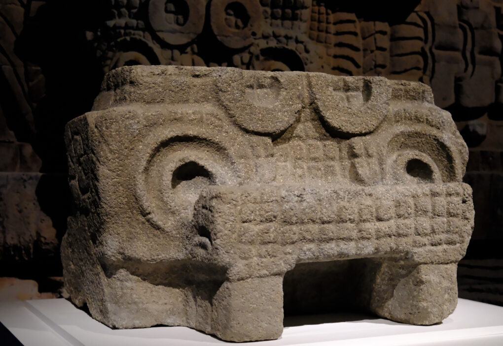 毛の蛇神石彫　テオティワカン文明　200〜250年　テオティワカン、羽毛の蛇プラミッド出土　