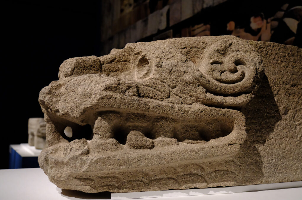 シパクトリ神の頭飾り石彫　テオティワカン文明　200〜250年　テオティワカン、羽毛の蛇プラミッド出土　