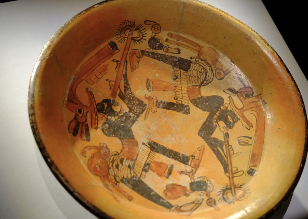 吹き矢を使う狩人の土器　マヤ文明　600〜830年　マヤ文明　メリダマヤ世界大博物館
