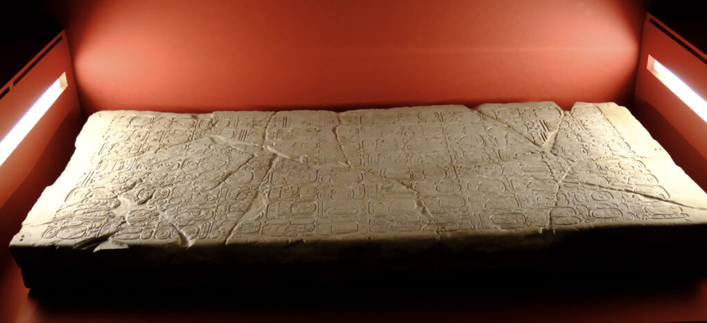 96文字の石板　　マヤ文明　783年　パレンケ、王宮の塔付近出土、アルベルト・ルス・ルイリエ・パレンケ遺跡博物館