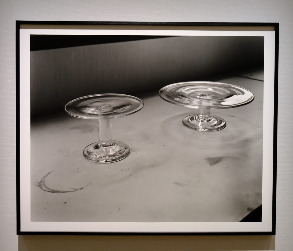三部正博　八重樫湯いのアトリエに佇むガラス食器　 2021   　東京オペラシティアートギャラリー
